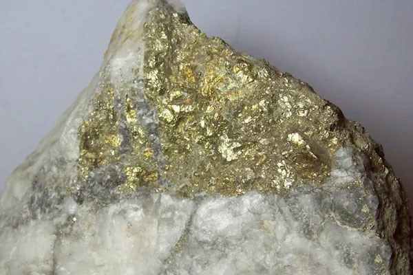 這種最像黃金的礦石看起來(lái)很漂亮，常被人誤認(rèn)成是金礦石